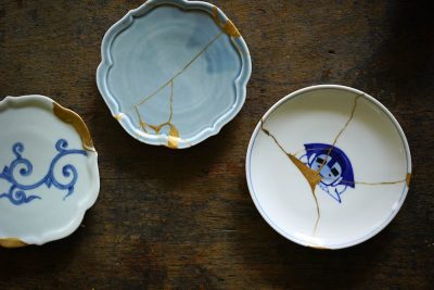 Plates undergone Kintsugi. 